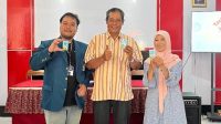 Sesi foto mahasiswa KKN UNDIP bersama dengan Bapak Kepala Desa Pule. (Pribadi) Sesi foto mahasiswa KKN UNDIP bersama dengan Bapak Kepala Desa Pule. (Pribadi)