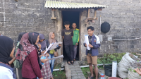 Sosialisasi Pembuatan MOL (Mikro Organisme Lokal) dari Limbah Sayur-Sayuran dan Buah-Buahan di Desa Kragilan, Kecamatan Pakis, Kabupaten Magelang. (doc. Pribadi)