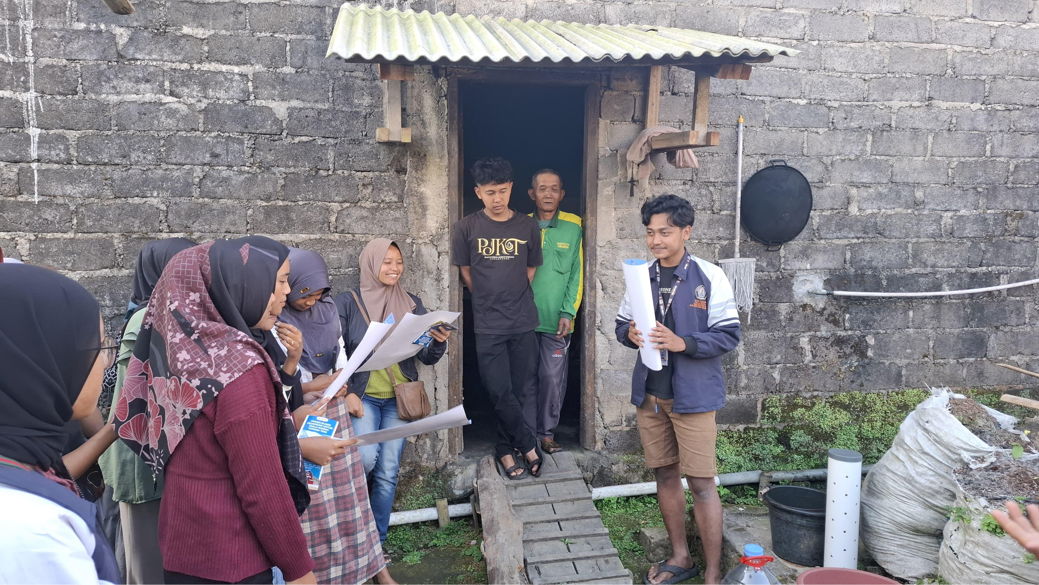 Sosialisasi Pembuatan MOL (Mikro Organisme Lokal) dari Limbah Sayur-Sayuran dan Buah-Buahan di Desa Kragilan, Kecamatan Pakis, Kabupaten Magelang. (doc. Pribadi)