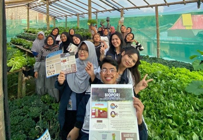 Sosialisasi dan Pembuatan Biopori untuk Mengatasi Permasalahan Sampah Organik di Desa Kragilan (doc. Pribadi)