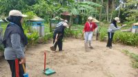 Suasana gotong royong membersihkan area cagar budaya keramat sri muhammad alam syah. (doc. Pribadi)