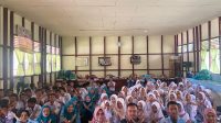 Foto bersama mahasiswa Kukerta UNRI dengan perserta dan pemateri setelah sosialisasi judi online, pinjaman online dan kenakalan remaja di SMA Negeri 1 Enok, Selasa (30/07/2024). (doc. Kukerta UNRI)