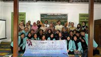 Sesi foto bersama setelah Visitasi Internal Perguruan Tinggi pada (29/72024) di Sanggar Rojolele. (doc. Tim PPK Ormawa KSP Principium 2024) Sesi foto bersama setelah Visitasi Internal Perguruan Tinggi pada (29/72024) di Sanggar Rojolele. (doc. Tim PPK Ormawa KSP Principium 2024)