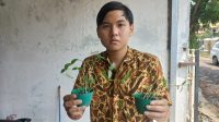 Richel Rafael Wirya, mahasiswa KKN Undip saat menunjukan hasil ujicoba mengubah sisa makanan menjadi substrat yang layak untuk budidaya tanaman. (doc. Ist) Richel Rafael Wirya, mahasiswa KKN Undip saat menunjukan hasil ujicoba mengubah sisa makanan menjadi substrat yang layak untuk budidaya tanaman. (doc. Ist)