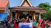 Foto bersama mahasiswa KKN UNRI dan peserta kampanye pin polio di posyandu dan SDN 015 Desa Beringin Indah. (doc. KKN Cakra Manggala UNRI)