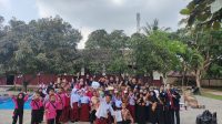 Foto bersama mahasiswa KKN UNRI dan siswa-siswi SDN 015 Desa Beringin Indah setelah memperingati Hari Anak Nasional. (doc. KKN UNRI)