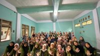 Sesi foto bersama mahasiswa KKN UPN Veteran Jatim dengan para santri peserta sosialisasi "Pentingnya Kesadaran Hak Perlindungan Remaja Perempuan" di Pondok Pesantren Bustanul Ulum Bulugading, Minggu (4/8/2024). (doc. KKN UPN Veteran Jatim)