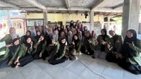 Sesi foto bersama mahasiswa KKN UPN Veteran Jatim dengan para santri peserta pelatihan pembuatan sabun cair di Pondok Pesantren Bustanul Ulum Bulugading, Senin (5/8/2024). (doc. KKN UPN Veteran Jatim)
