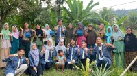 Foto bersama warga desa menaming setelah kegiatan sosialisasi hidroponik. (doc. Kukerta MBKM UNRI)
