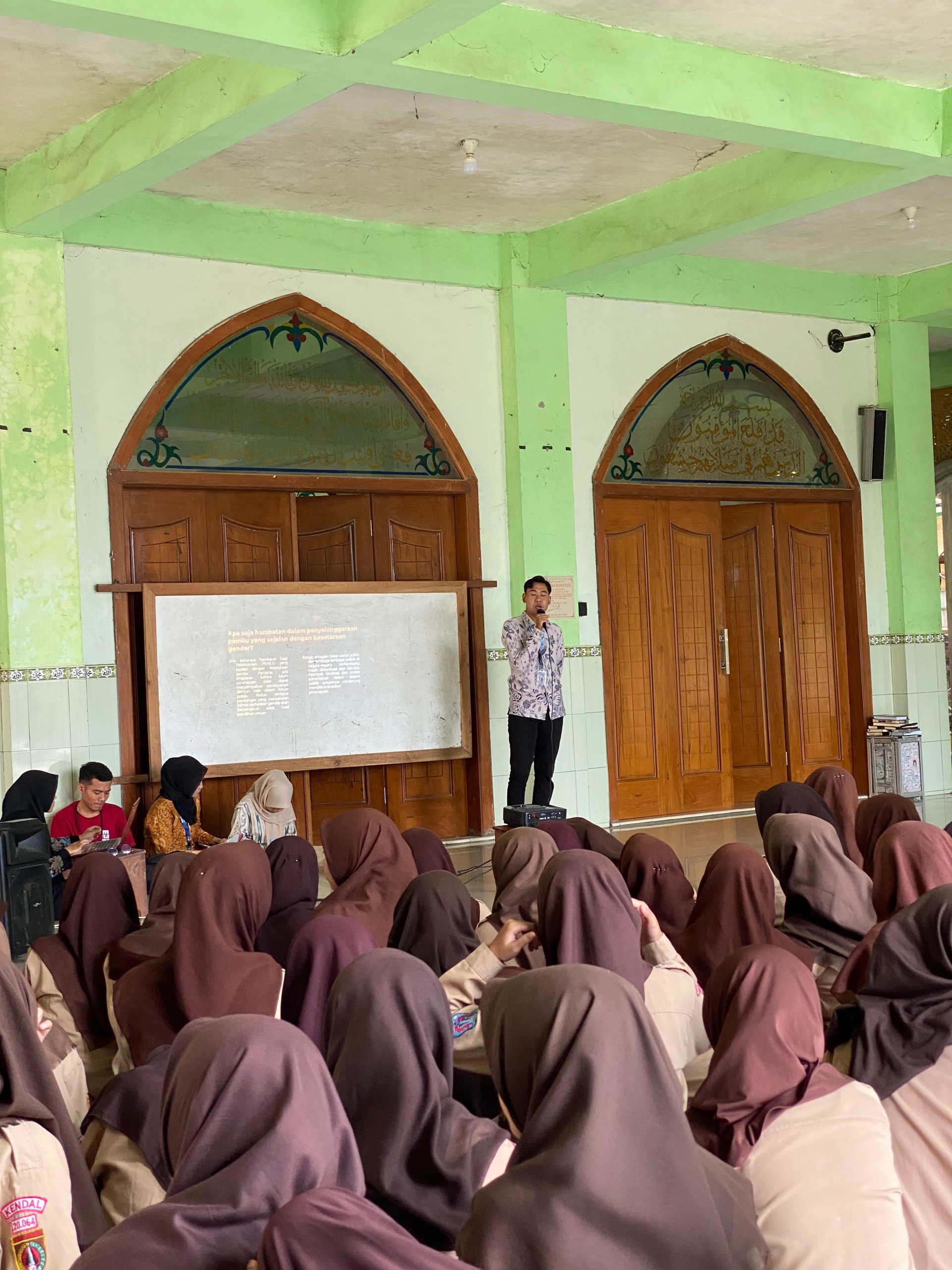 Pemaparan materi oleh Denis Afri Endriawan, anggota KKN MIT Posko 100. (doc. KKN MIT Posko 100)