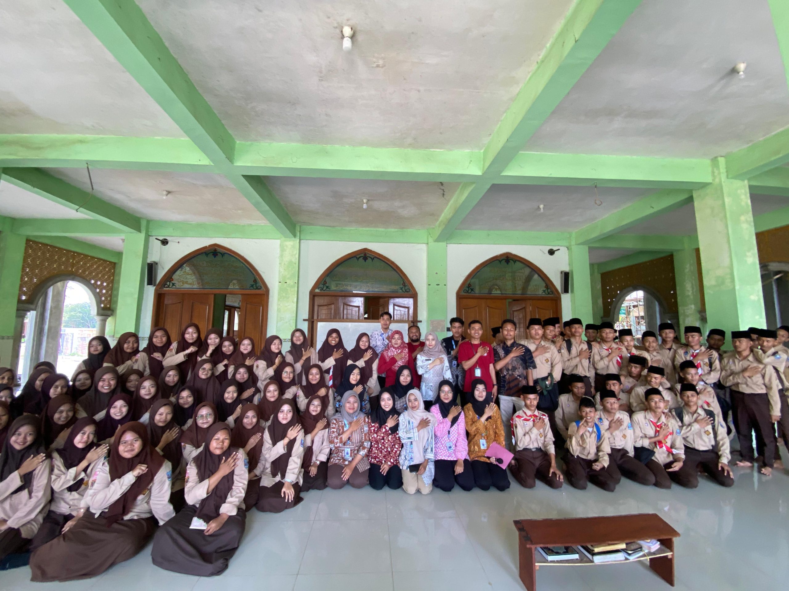 Sesi foto bersama mahasiswa KKN UIN Walisongo Ke-18 Posko 100, siswa siswi kelas 12 SMA Takhasus Plus Al Mardliyah, dan PPK Kaliwungu Selatan dalam kegiatan Penyuluhan Politik. (doc. KKN UIN Walisongo Ke-18 Posko 100)