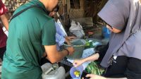 proses pembuatan pupuk organik cair oleh mahasiwa KKN PMD UNRAM. (doc. KKN PMD UNRAM)