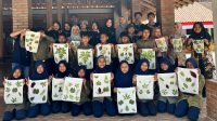 Kelompok KKN 65 UMBY melakukan sesi foto bersama MI Muhamadiyah Munggur, Ngeposari Semanu Gunung Kidul DIY, setelah dilakukan praktik Eco Print dengan menggunakan bahan lain seperti daun-daun sabagai bahan hiasan atau motif, Kamis (8/7/2024). (doc. KKN 65 UMBY)