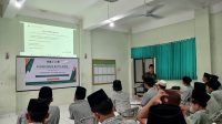 Mahasiswa KKN Unisnu Jepara saat menggelar sosialisasi PMB dan pelatihan aplikasi edukatif “Mendeley” di MAS Tahfidz Yanbu’ul Qur’an Menawan, Sabtu (10/8/2024). (doc. KKN Unisnu Jepara)