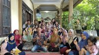 Foto bersama mahasiswa KKN Kelompok 2 Gelombang 1 UPN "Veteran" Jatim dengan ibu-ibu PKK Nginden Jangkungan, Surabaya dalam kegiatan pengenalan inovasi pengusir nyamuk herbal, Rabu (31/7/2024). (doc. KKN UPN "Veteran" Jatim)
