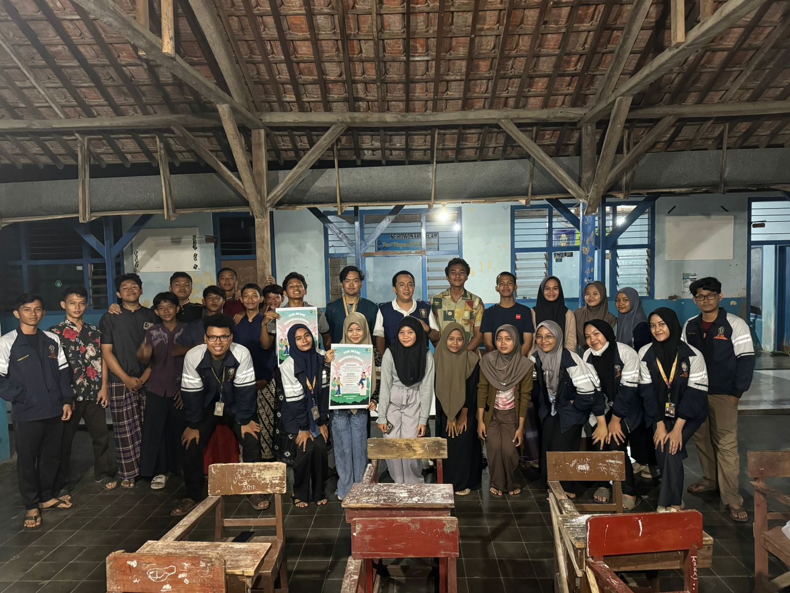 Foto bersama amahsiswa KKN UNDIP dengan para remaja Desa Rowosari dan DPL. (doc. Pribadi)