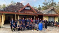 Sesi foto bersama Mahasiswa KKN 37 UMBY dengan para peserta pelatihan pembuatan silase dan pupuk organik cair (POC) di Padukuhan Kauman, Gunung Kidul. Pelatihan ini berlangsung pada Jumat (9/8/2024). (doc. KKN 37 UMBY)