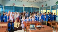 Sesi foto mahasiswa KKN 37 UMBY dan 68 siswa-siswi SMP Muhammadiyah Semanu setelah kegiatan pengenalan dan pelatihan Canva di SMP Muhammadiyah Semanu, Jumat (2/8/2024). (doc. KKN 37 UMBY)