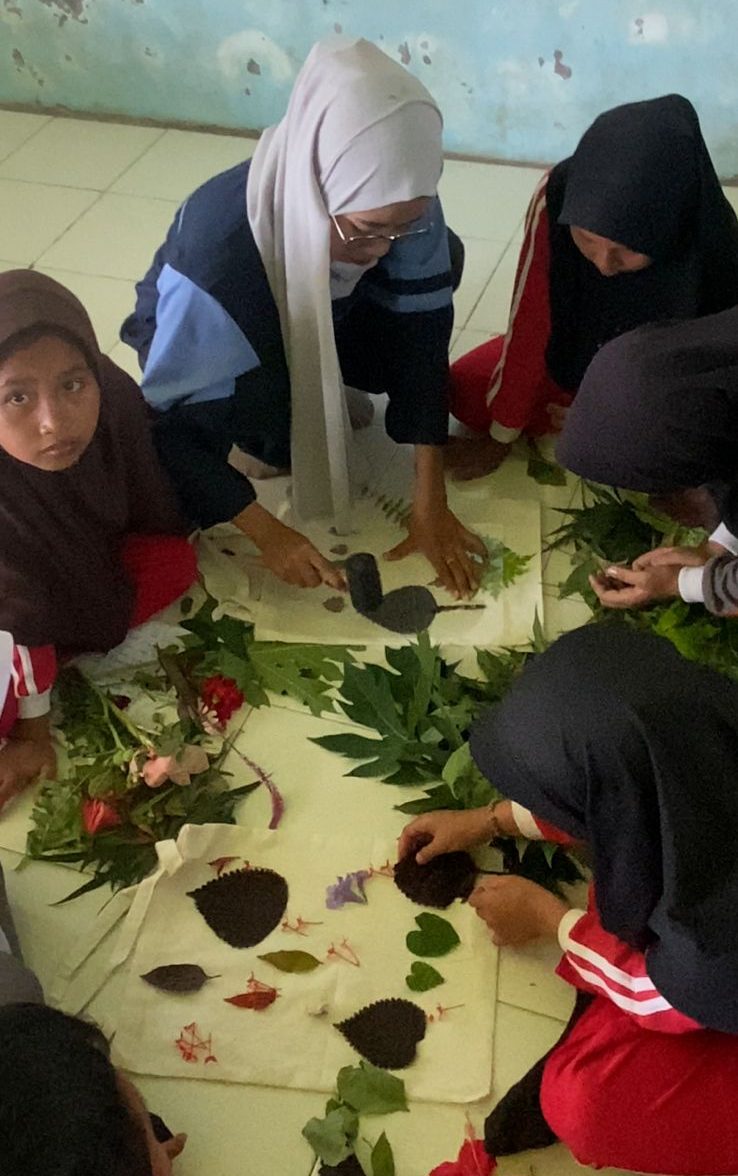 Mahasiswa KKN MIT-18 UIN Walisongo Semarang memandu Para siswa SD Negeri Ngerjo peserta pelatihan Ecoprint, Sabtu (03/08/2024). (doc. KKN MIT-18 UIN Walisongo Semarang)