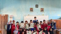 Para siswa SD Negeri Ngerjo peserta pelatihan Ecoprint dengan bangga menunjukan hasil karya mereka saat sesi foto bersama dengan mahasiswa KKN MIT-18 UIN Walisongo Semarang, Sabtu (03/08/2024). (doc. KKN MIT-18 UIN Walisongo Semarang)