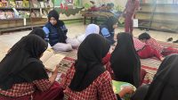 Mahasiswa KKN MIT 18 Posko 35 UIN Walisongo saat siswa dalam kegiatan Literasi di SD 02 Puguh. (doc. KKN MIT 18 Posko 35 UIN Walisongo)