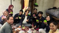 Mahasiswa KKN UMD Universitas Jember (UNEJ) Kelompok 113 Desa Tarum saat melakukan kegiatan evaluasi dapur sehat yang bertempat disalah satu rumah warga. (doc. KKN UMD UNEJ Kelompok 113) Mahasiswa KKN UMD Universitas Jember (UNEJ) Kelompok 113 Desa Tarum saat melakukan kegiatan evaluasi dapur sehat yang bertempat disalah satu rumah warga. (doc. KKN UMD UNEJ Kelompok 113)