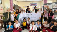 Sesi foto bersama mahasiswa KKN Unisnu Jepara dengan peserta didik dari kelas 4, 5, dan 6 SDN 2 Menawan setelah kegiatan sosialisasi pencegahan bullying. (doc. KKN Unisnu Jepara)