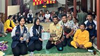 Mahasiswa KKN UNDIP menyerahkan booklet digital. (doc. Pribadi)