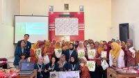 Sesi foto bersama mahasiswa KKN UNDIP dan para peserta pelatihan branding Produk melalui kegiatan “Workshop Gemawang Eco-Craft Project: Pelatihan Pembuatan dan Pengembangan Produk Spray Anti Nyamuk Alami dan Kreasi Totebag Ecoprint" di Desa Gemawang. (doc. Pribadi)