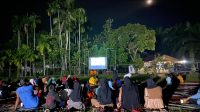 Suasana nobar bertema sejarah di Desa Kuantan Babu yang diselenggarakan oleh Mahasiswa Kukerta MBKM UNRI. (doc.Kukerta MBKM UNRI Desa Kuantan Babu)