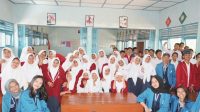 Sesi foto KKN-PPM UMBY Unit 36 bersama siswa/i SMP Muhammadiyah Semanu. (doc. KKN-PPM UMBY Unit 36)