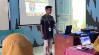Mahasiswa KKN UNAND saat memberikan materi khusus kepada guru-guru di SDN 01 Suayan yang berada Nagari Suayan. (doc. KKN UNAND Nagari Suayan)
