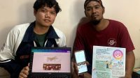 Mahasiswa KKN UNDIP saat memberikan pelatihan dan pendampingan kepada salah satu pelaku UMKM yaitu Keripik Singkong “Mbak Dah” dalam memanfaatkan aplikasi Instagram. (doc. Pribadi)