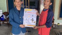 Pemberian Poster K3 Pengelasan kepada pemilik bengkel las di Desa Rowosari. (doc. Pribadi)