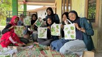 Senyum ceria peserta usai menghasilkan karya eco printing yang unik. (doc. Pribadi)