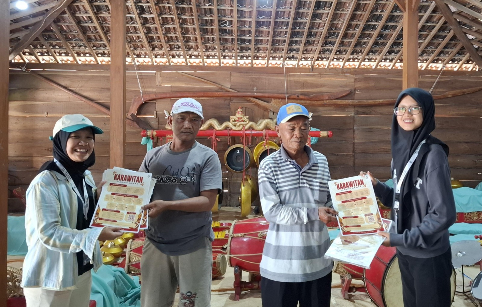 Sesi foto bersama saat penyerahan brosur Karawitan kepada pihak pengurus Karawitan Warno Laras Desa Watugede, Kecamatan Kemusu, Kabupaten Boyolali. (doc. Pribadi)