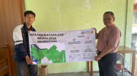 Penyerahan peta kebudayaan dan wisata Desa Ngargosari. (doc. Pribadi) Penyerahan peta kebudayaan dan wisata Desa Ngargosari. (doc. Pribadi)