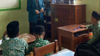 Mahasiswa KKN saat melakukan sosialisasi bertema "Berlayar dalam Belajar" (doc. Pribadi)