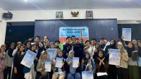 Foto Bersama Remaja Desa, Ibu Bidan Desa dan Kader Posyandu Desa Rowosari di Balai Desa Rowosari, Kecamatan Ulujami, Kabupaten Pemalang, Sabtu (03/08/24). (doc. Pribadi) Foto Bersama Remaja Desa, Ibu Bidan Desa dan Kader Posyandu Desa Rowosari di Balai Desa Rowosari, Kecamatan Ulujami, Kabupaten Pemalang, Sabtu (03/08/24). (doc. Pribadi)