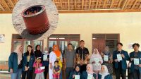 Mahasiswa/i KKN UNDIP melakukan workshop penggunaan tong pembakaran sampah minim asap sampah minim asap. (doc. Pribadi) Mahasiswa/i KKN UNDIP melakukan workshop penggunaan tong pembakaran sampah minim asap sampah minim asap. (doc. Pribadi)