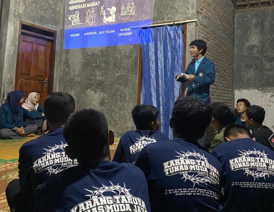 Pemaparan materi edukasi Dunia Maritim dan Perkapalan. (doc. Pribadi)