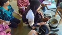 Proses pembuatan Jahe Latte bersama anggota KWT Melati Lestari. (doc. Pribadi) Proses pembuatan Jahe Latte bersama anggota KWT Melati Lestari. (doc. Pribadi)