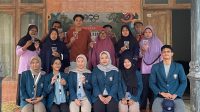 Sesi foto bersama setelah melakukan Pelatihan Pembuatan Jatisari Briket Bersama Warga Desa Jatisari. (doc. Mahasiswa KKN Tim II Undip Desa Jatisari, Boyolali) Sesi foto bersama setelah melakukan Pelatihan Pembuatan Jatisari Briket Bersama Warga Desa Jatisari. (doc. Mahasiswa KKN Tim II Undip Desa Jatisari, Boyolali)