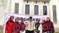 Sesi foto bersama mahasiswa KKN MBKM UNRI Desa Naga Beralih 2024 saat memeriahkan Perayaan HUT RI Ke-79 di Desa Naga Beralih. (doc. Pribadi)