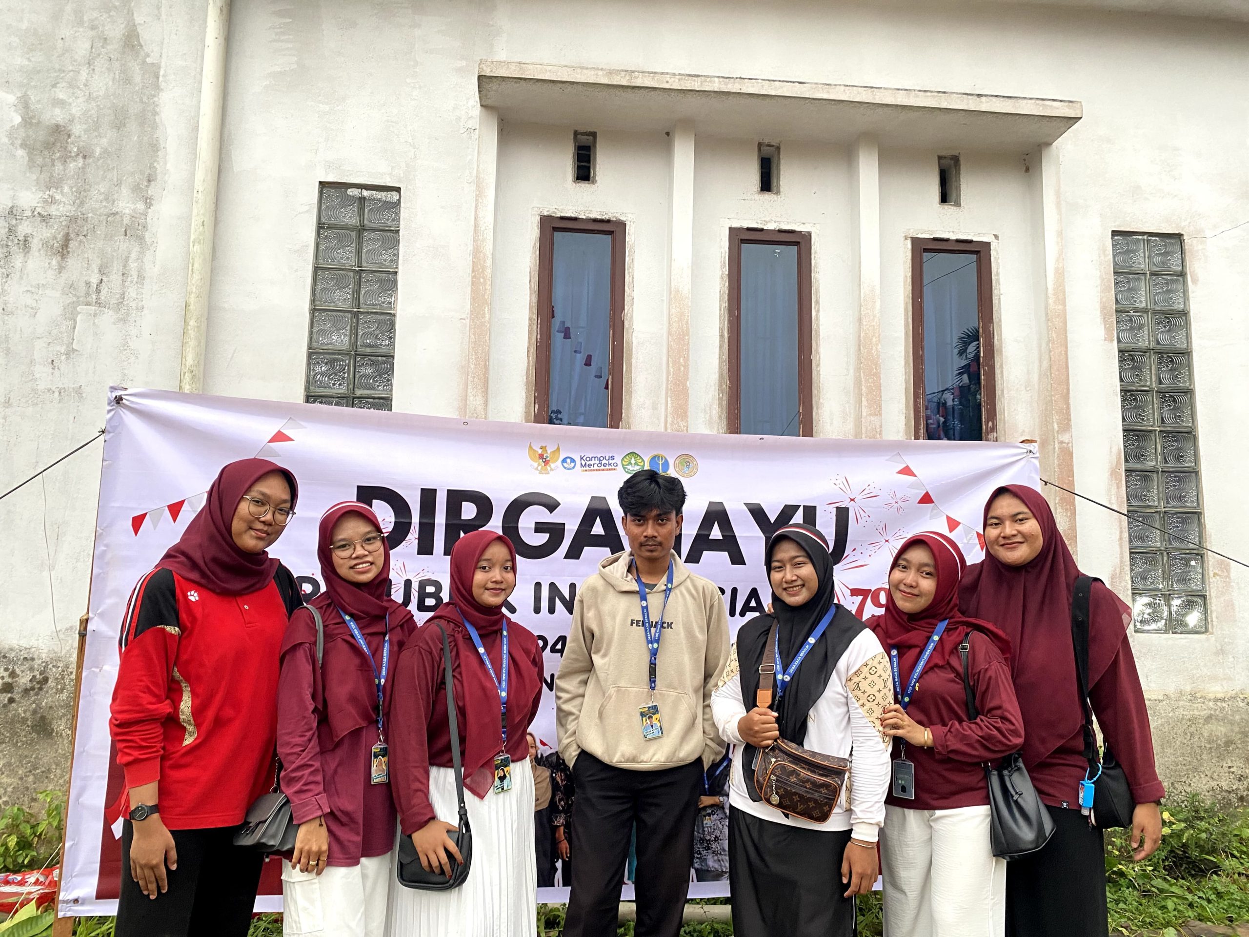 Sesi foto bersama mahasiswa KKN MBKM UNRI Desa Naga Beralih 2024 saat memeriahkan Perayaan HUT RI Ke-79 di Desa Naga Beralih. (doc. Pribadi)