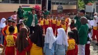 Mahasiswa KKN UNAND Nagari Sako Selatan saat menyelenggarakan kegiatan “Permainan Anak Nagari” diselenggarakan di SD Negeri 19 Alai Sako Selatan. (KKN UNAND) Mahasiswa KKN UNAND Nagari Sako Selatan saat menyelenggarakan kegiatan “Permainan Anak Nagari” diselenggarakan di SD Negeri 19 Alai Sako Selatan. (KKN UNAND)