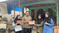Pemasangan plang papan Kepala Dusun, RT/RW di Desa Kampung Panjang dan Pemasangan Papan Kelas di SDN 012 Desa Kampung Panjang dan MTs Desa Kampung Panjang. (doc. Kukerta MBKM BK UNRI)