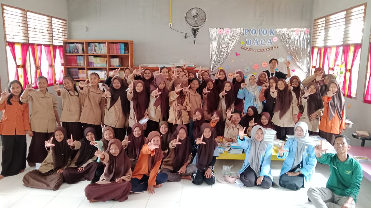 Mahasiswa Kukerta UNRI 2024 dan siswa-siswi SMP NEGERI 3 PERANAP giat literasi. (doc. Kukerta UNRI)