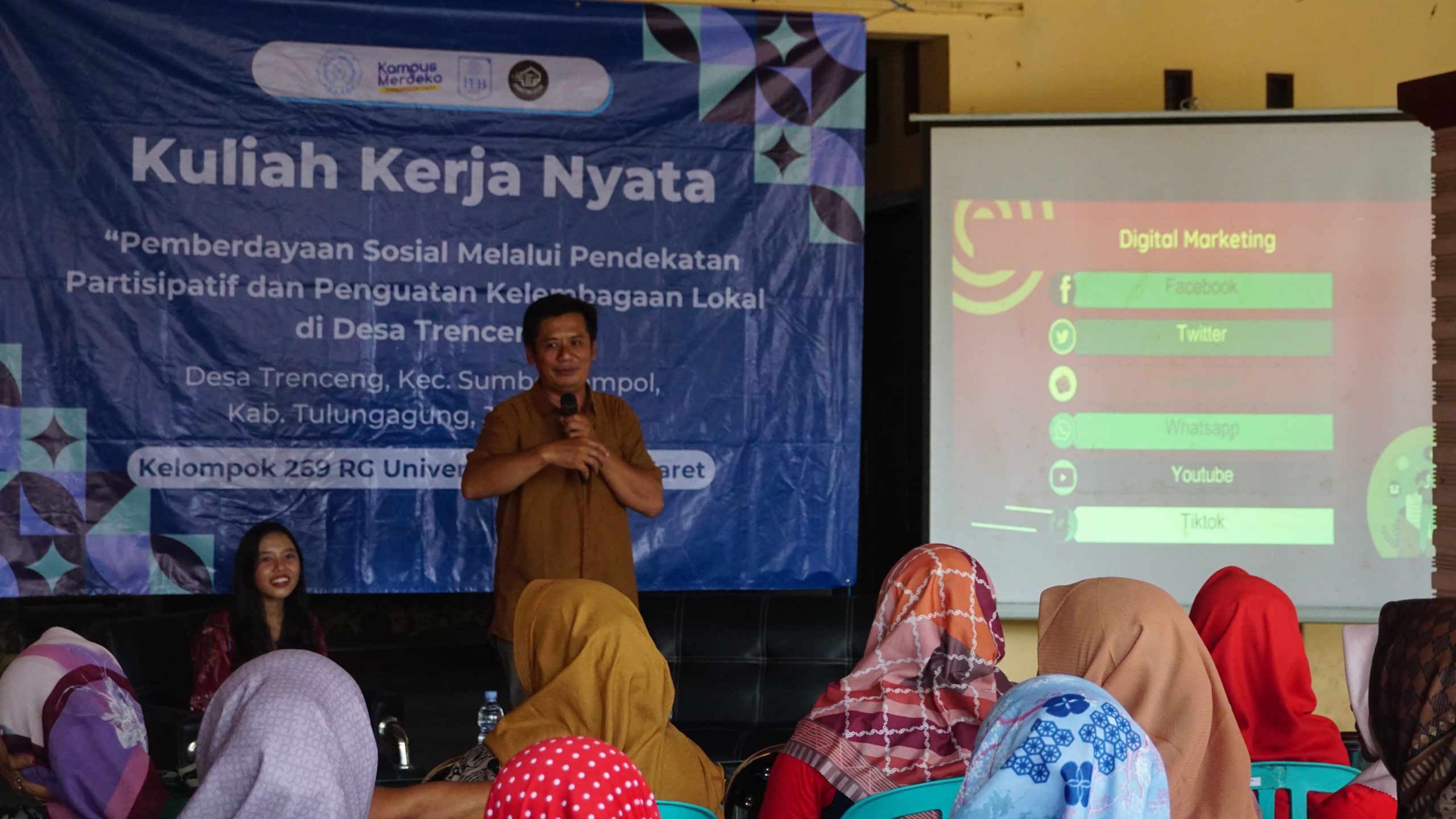 Dinas Koperasi dan Usaha Mikro Kabupaten Tulungagung saat memaparkan materi dalam kegiatan Sosialisasi Digital Marketing dan Pelatihan Foto Produk bagi UMKM Desa Trenceng, pada Selasa (30/7/2024). (doc. KKN 269 UNS)