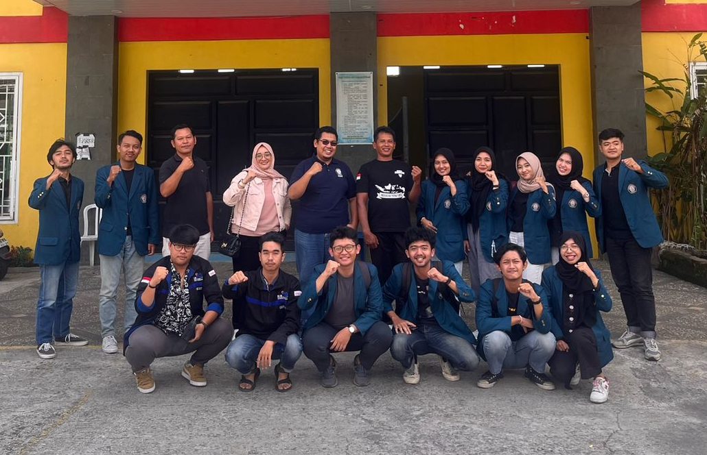 Sesi foto bersama setelah sosialisasi program ke perangkat Desa Sriwulan. (doc. Tim PPK Ormawa BEM FT UNDIP )